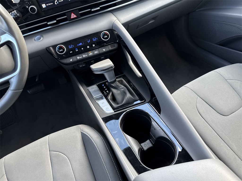 2022 Hyundai Elantra SEL Convenience photo 14