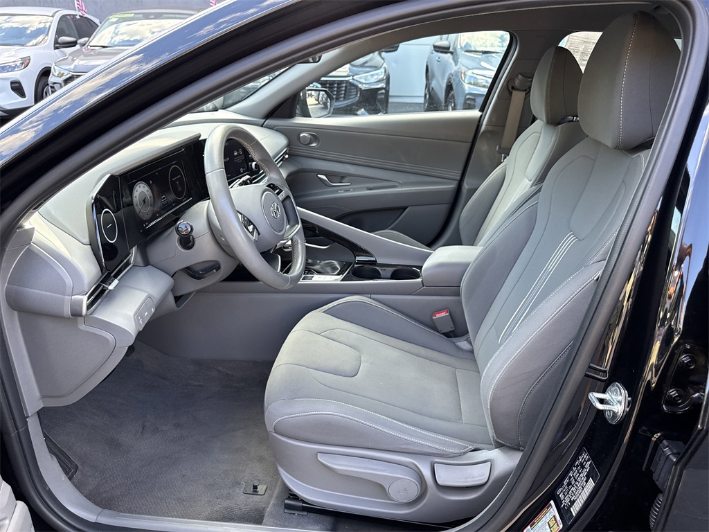 2022 Hyundai Elantra SEL Convenience photo 16
