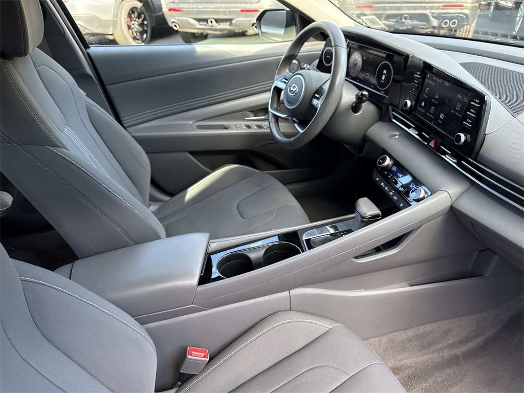 2022 Hyundai Elantra SEL Convenience photo 25