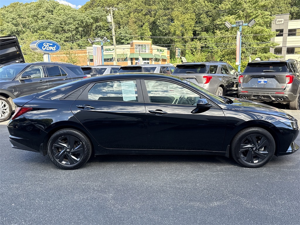2022 Hyundai Elantra SEL Convenience photo 3