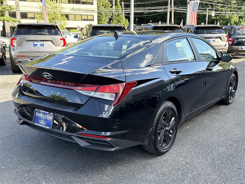 2022 Hyundai Elantra SEL Convenience photo 4