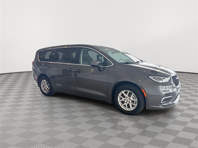2023 Chrysler Pacifica Touring L photo
