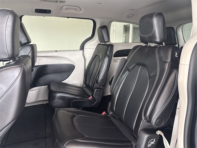 2023 Chrysler Pacifica Touring L photo