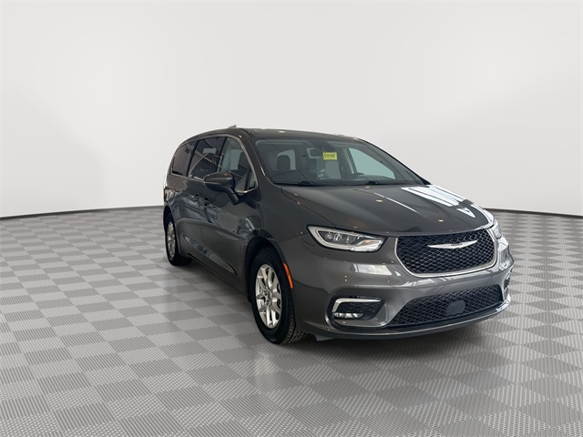 2023 Chrysler Pacifica Touring L photo