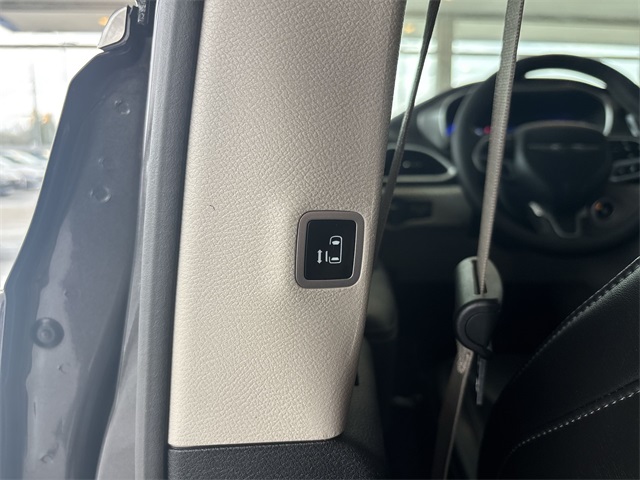 2023 Chrysler Pacifica Touring L photo