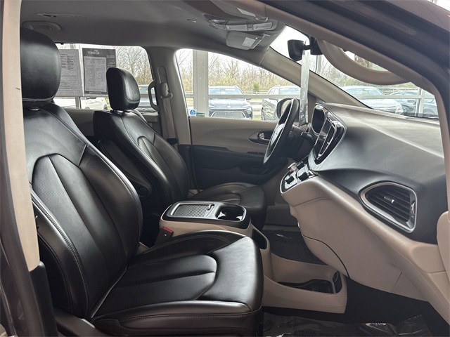 2023 Chrysler Pacifica Touring L photo