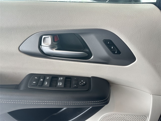2023 Chrysler Pacifica Touring L photo
