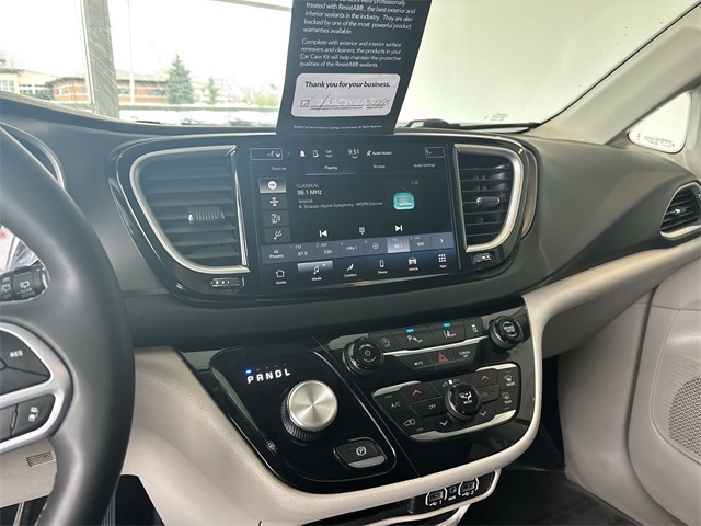 2023 Chrysler Pacifica Touring L photo