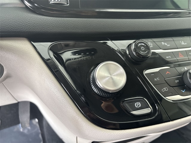 2023 Chrysler Pacifica Touring L photo