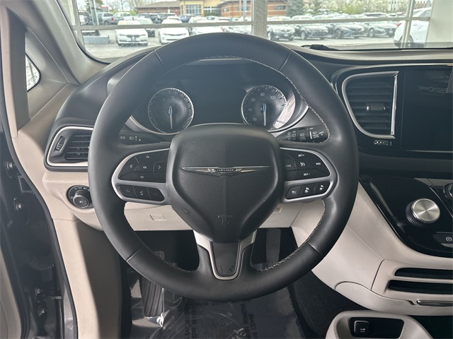 2023 Chrysler Pacifica Touring L photo