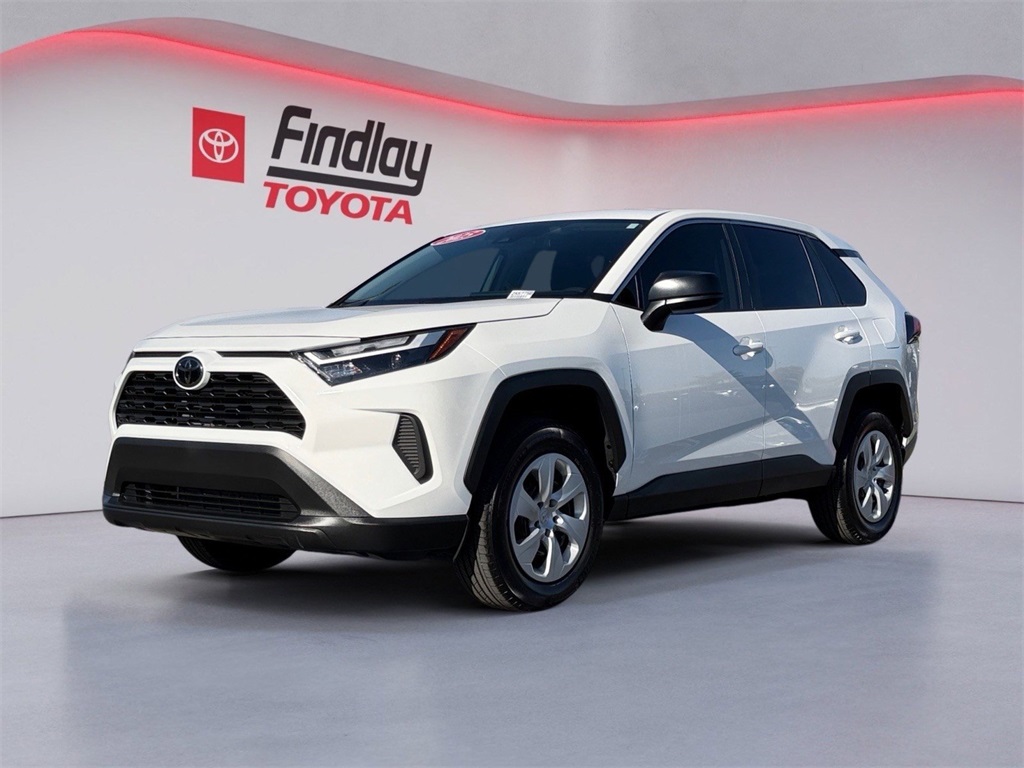 2025 Toyota RAV4 LE's photo