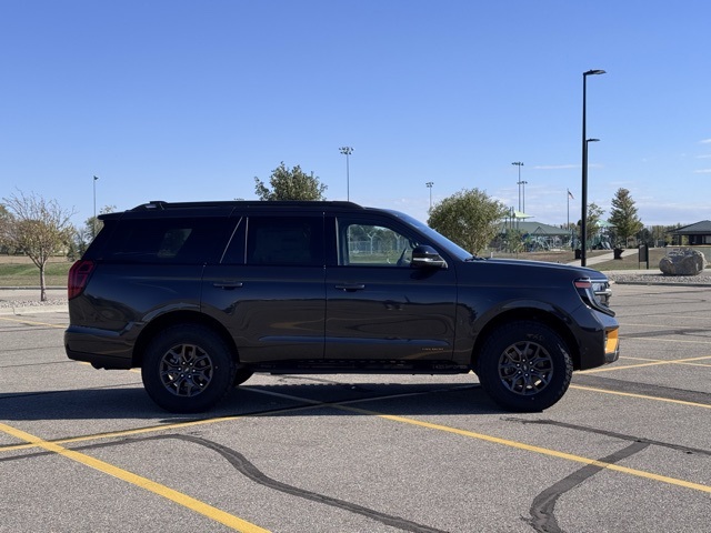 2025 Ford Expedition photo 2