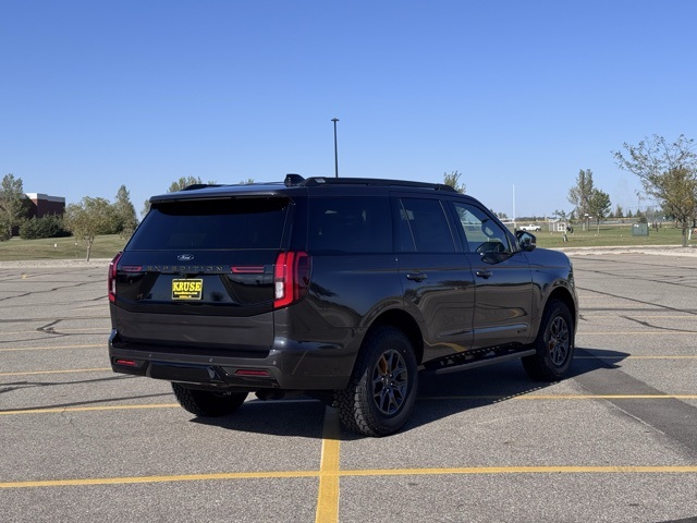 2025 Ford Expedition photo 3
