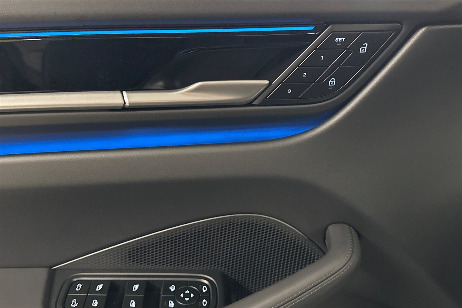 2025 Porsche Macan Electric photo 13