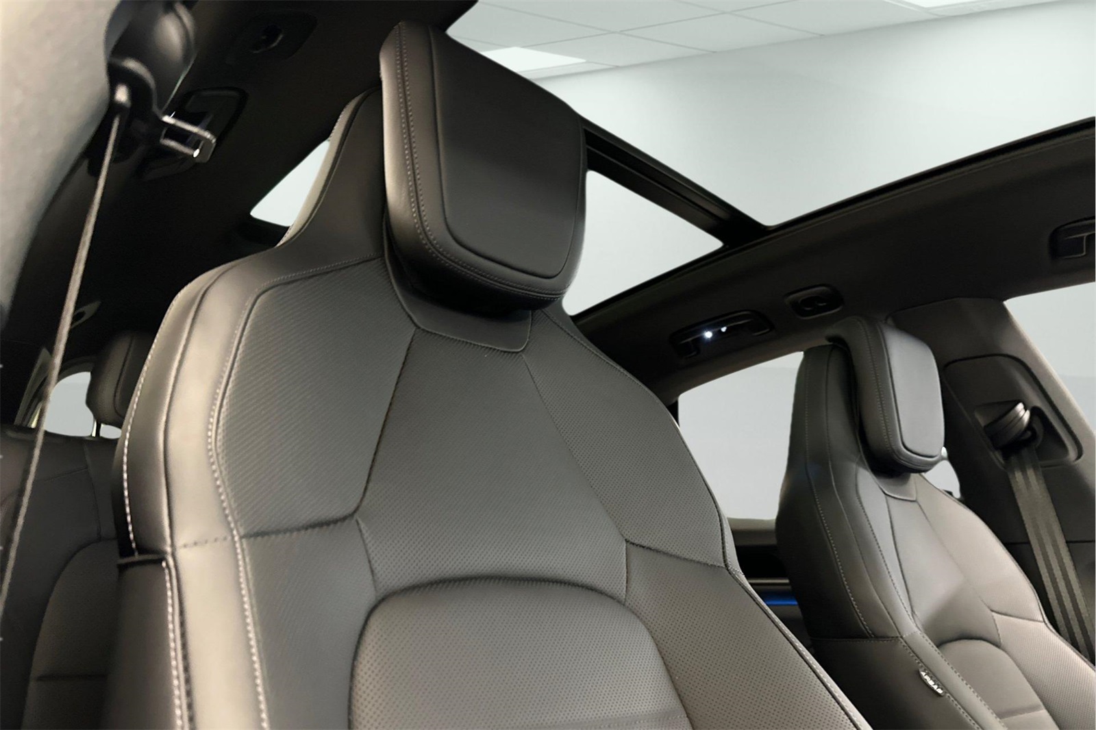 2025 Porsche Macan Electric photo 18
