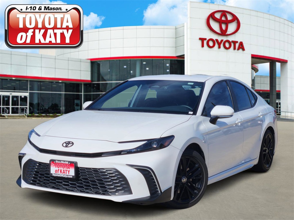2025 Toyota Camry SE's photo