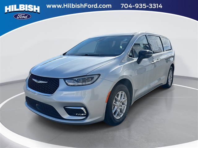 2024 Chrysler Pacifica Touring L's photo