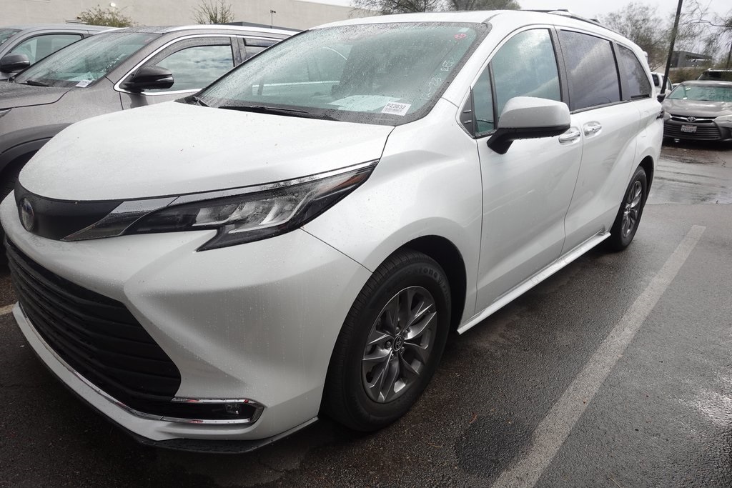2023 Toyota Sienna XLE's photo