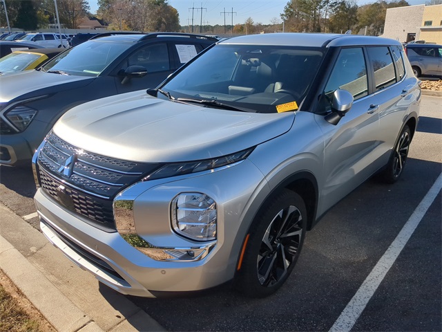 2024 Mitsubishi Outlander SE's photo