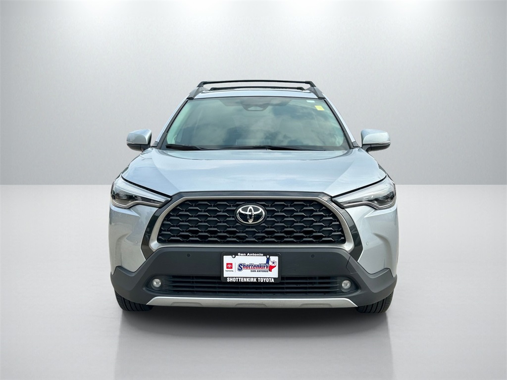 2024 Toyota Corolla Cross XLE photo 2