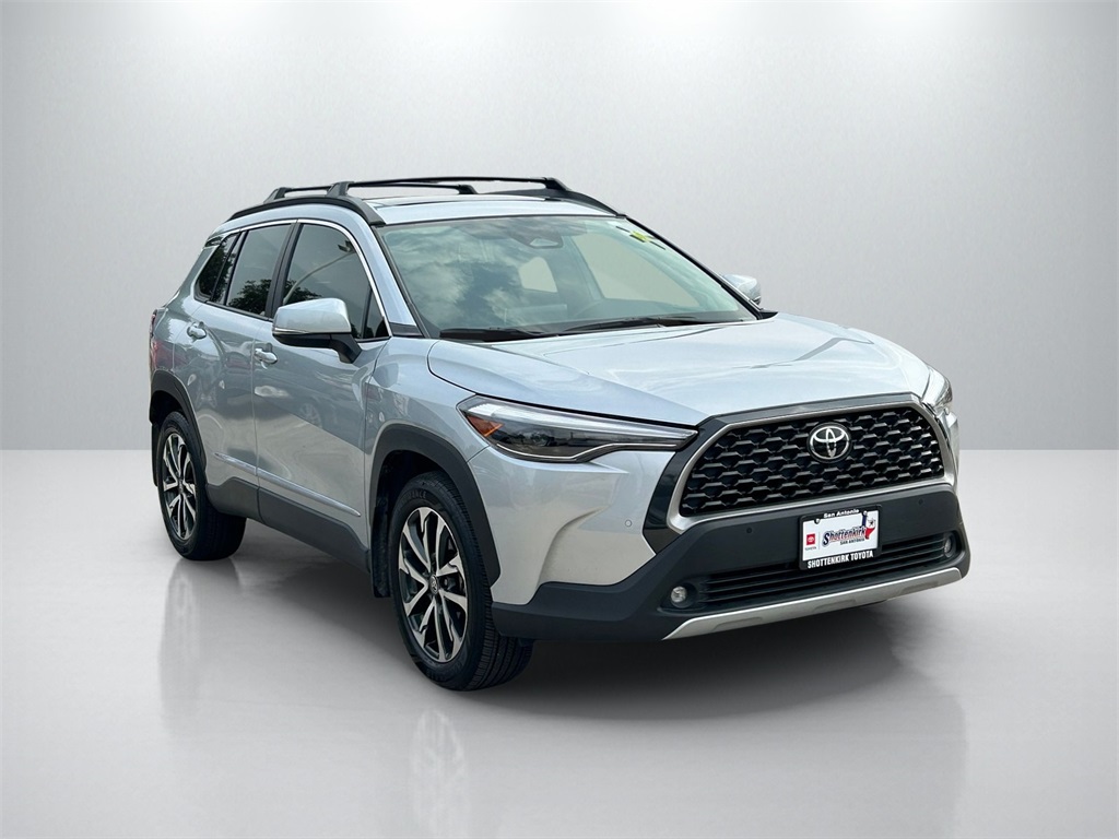 2024 Toyota Corolla Cross XLE photo 3
