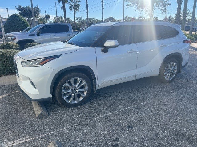 2022 Toyota Highlander Limited's photo