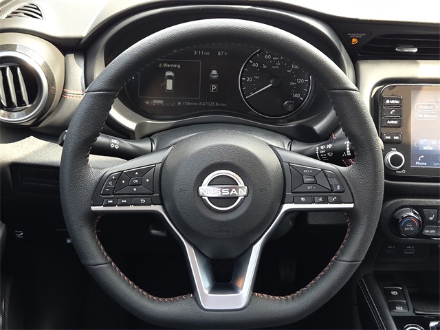 2023 Nissan Kicks SR photo 12