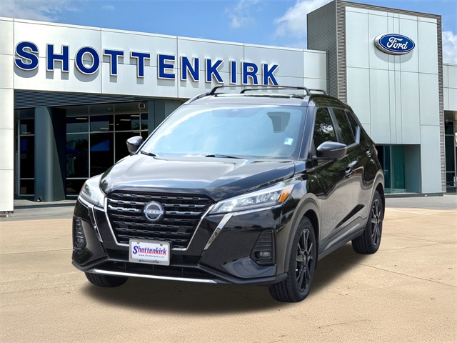 2023 Nissan Kicks SR photo 2