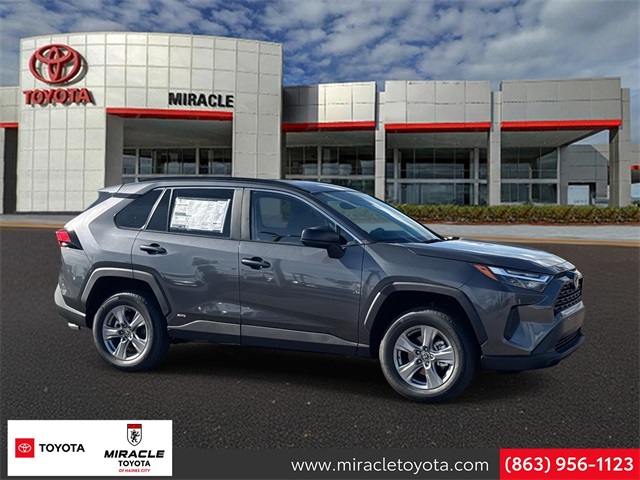 2025 Toyota RAV4 LE's photo