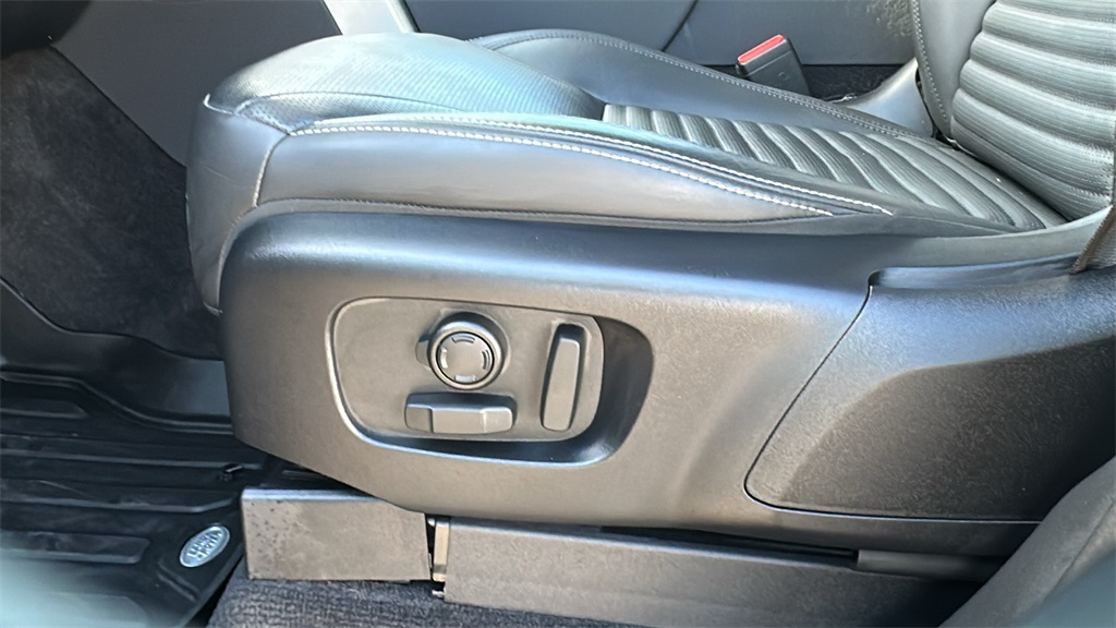used 2025 Land Rover Discovery car, priced at $63,485