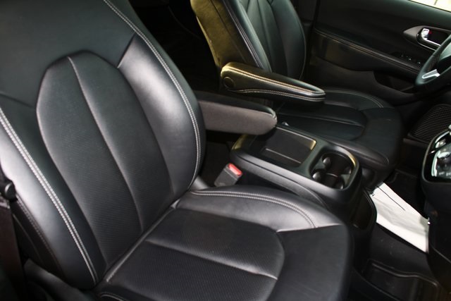 used 2025 Chrysler Pacifica car, priced at $30,383