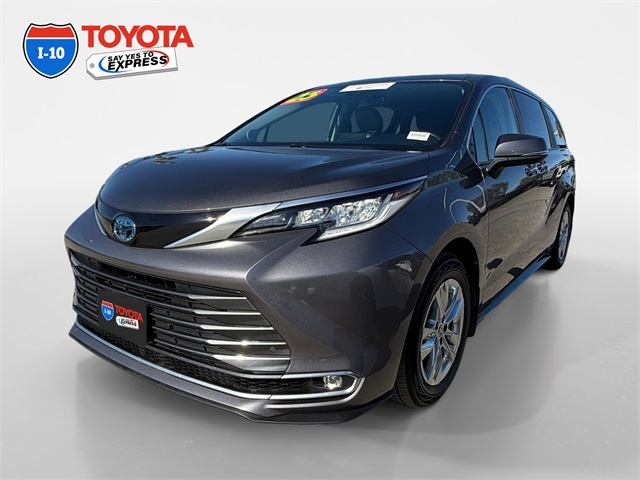 2023 Toyota Sienna Limited's photo