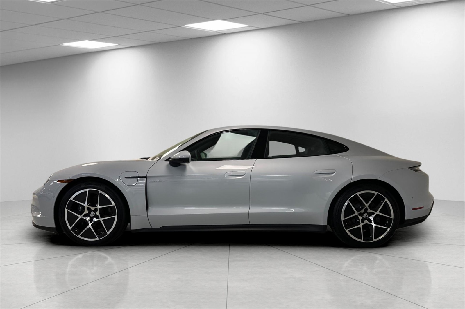 2025 Porsche Taycan photo 2