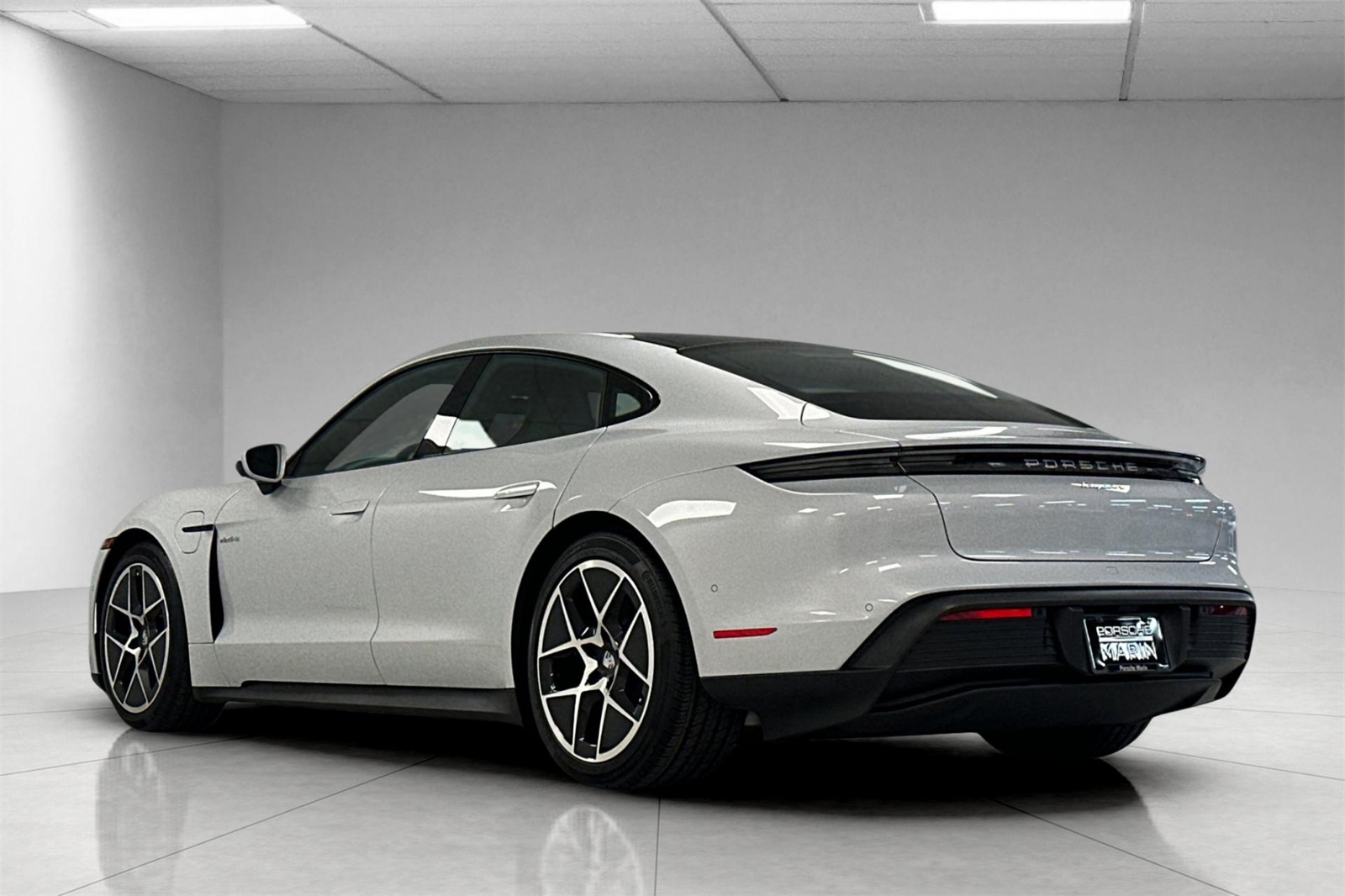 2025 Porsche Taycan photo 3