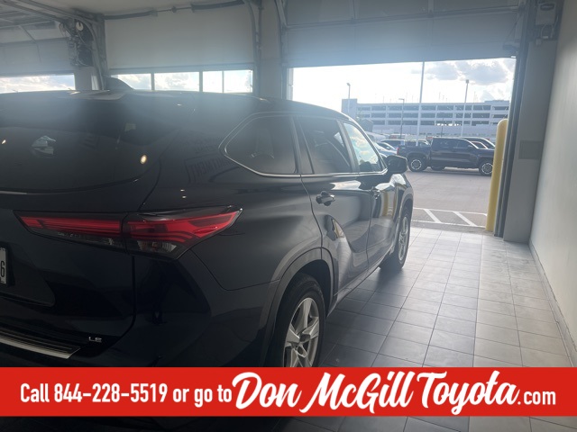2023 Toyota Highlander LE photo 4