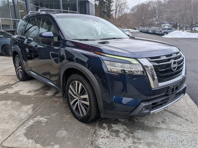 2022 Nissan Pathfinder Platinum's photo