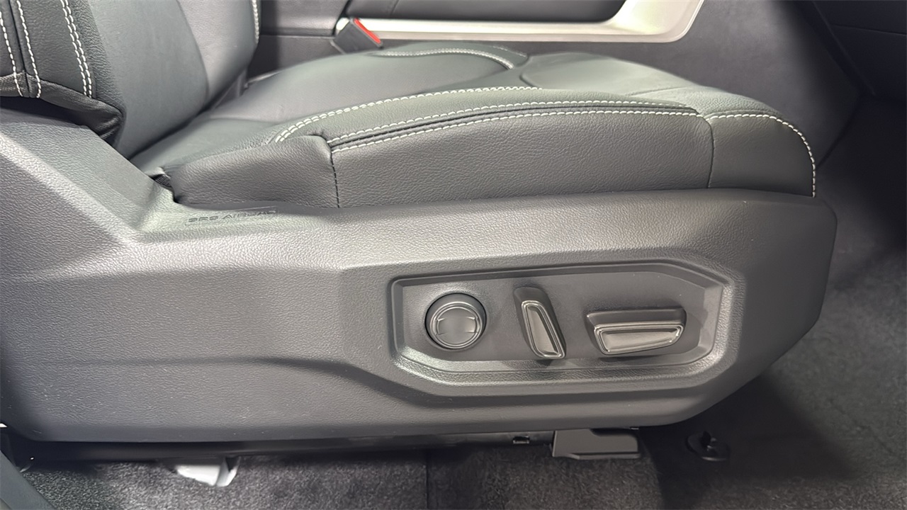 2026 Toyota Tundra Limited CrewMax photo 17