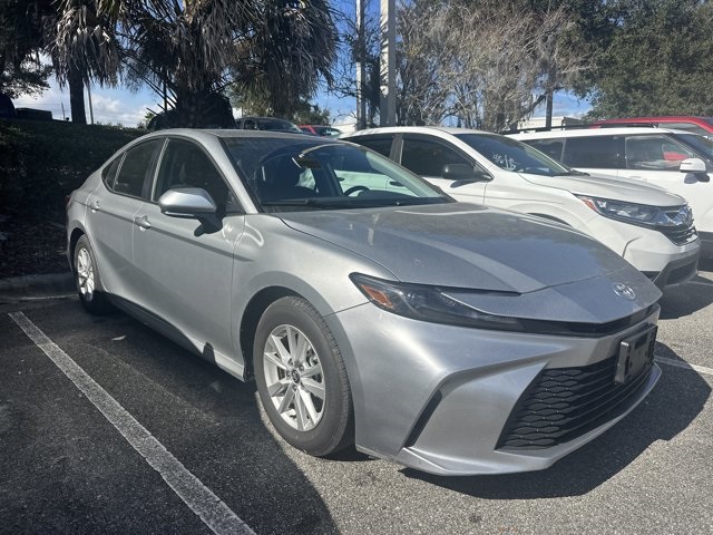 2025 Toyota Camry LE's photo
