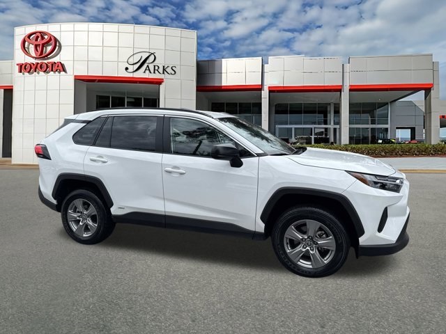 2025 Toyota RAV4 LE's photo