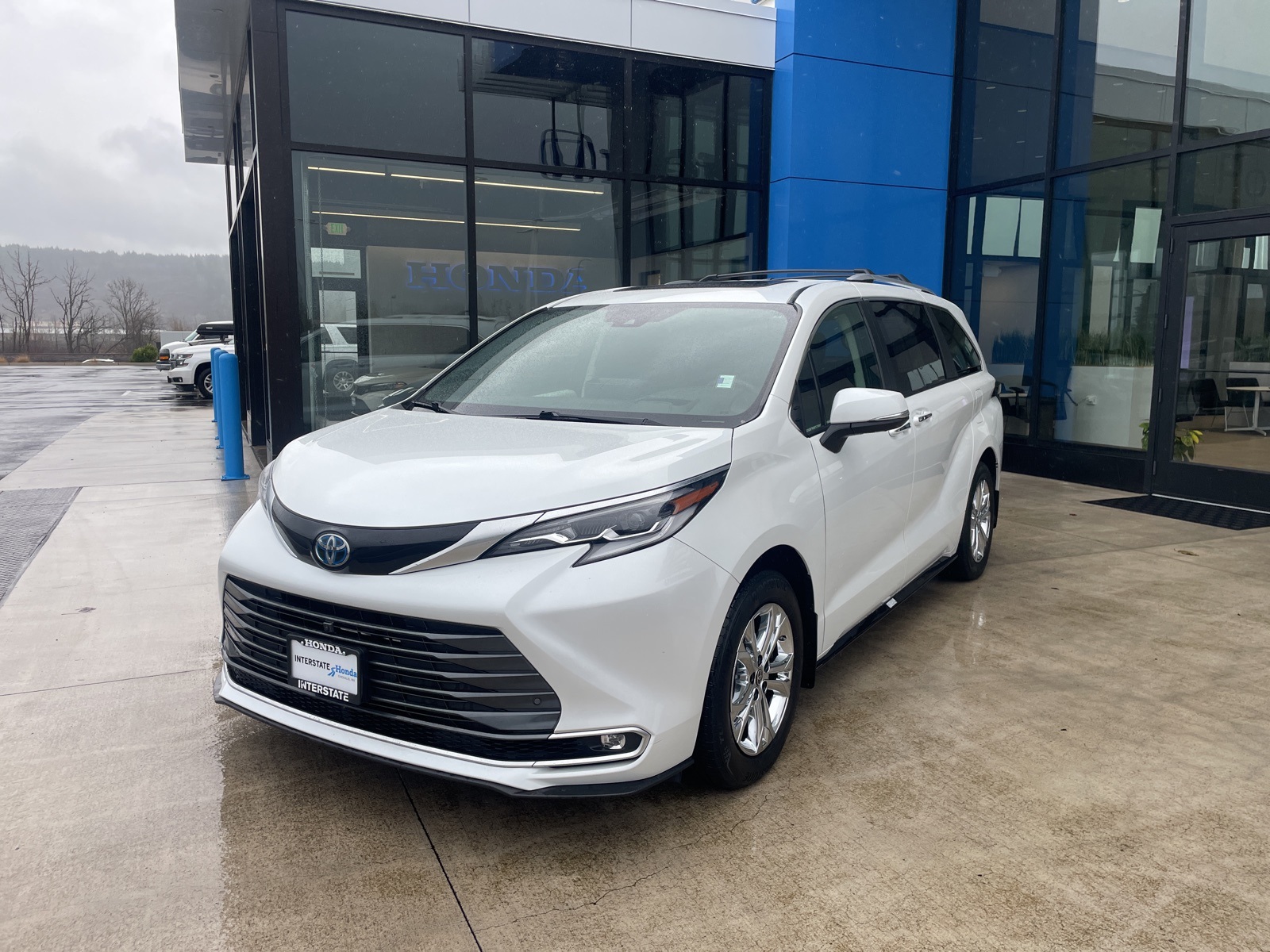 2023 Toyota Sienna Platinum's photo