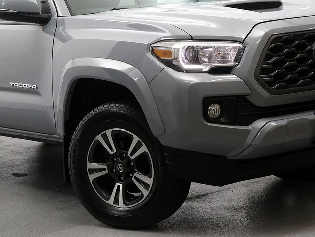 2019 Toyota Tacoma TRD Sport photo 3