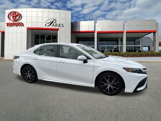 2023 Toyota Camry SE's photo