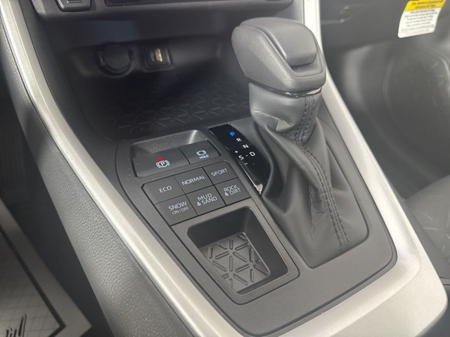 2025 Toyota RAV4 XLE photo 17