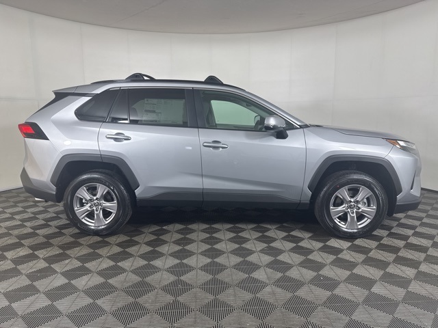 2025 Toyota RAV4 XLE photo 2