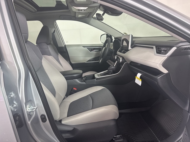 2025 Toyota RAV4 XLE photo 4