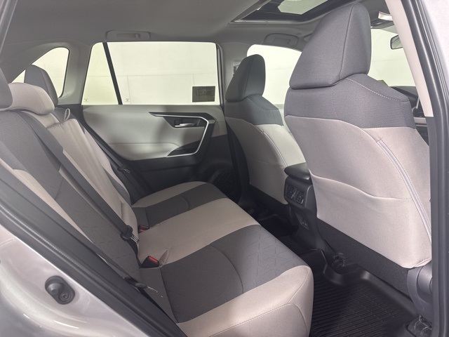 2025 Toyota RAV4 XLE photo 5