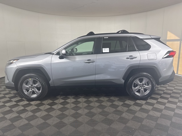 2025 Toyota RAV4 XLE photo 7