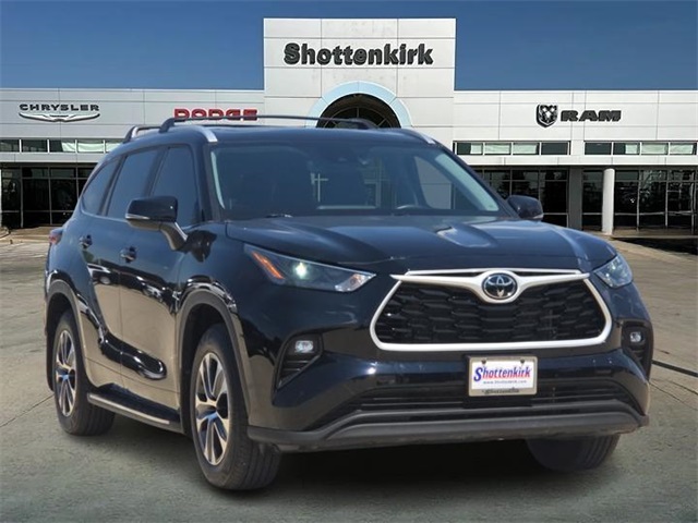 2023 Toyota Highlander XLE's photo