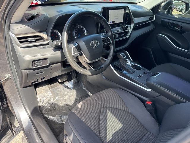 2024 Toyota Highlander Hybrid LE photo 2