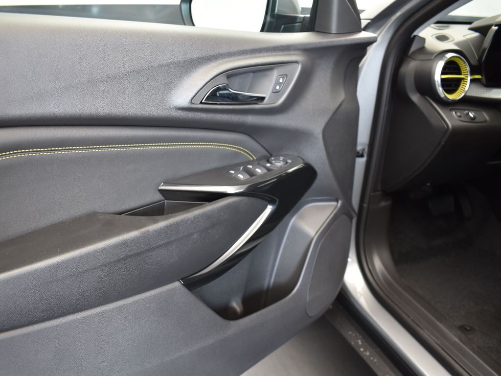 2025 Sterling Chevrolet Trax LT FWD SUV